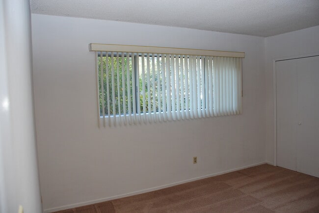 Bedroom Wondow - 236 S Mentor Ave