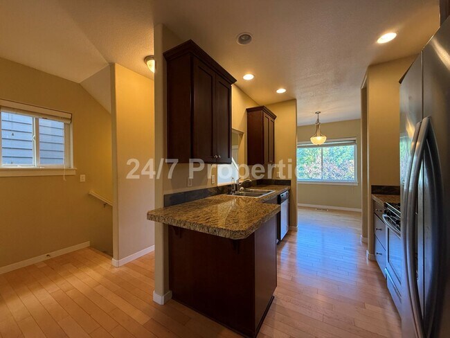 Foto del edificio - Cozy and Spacious Townhome w/ Deck & Balco...