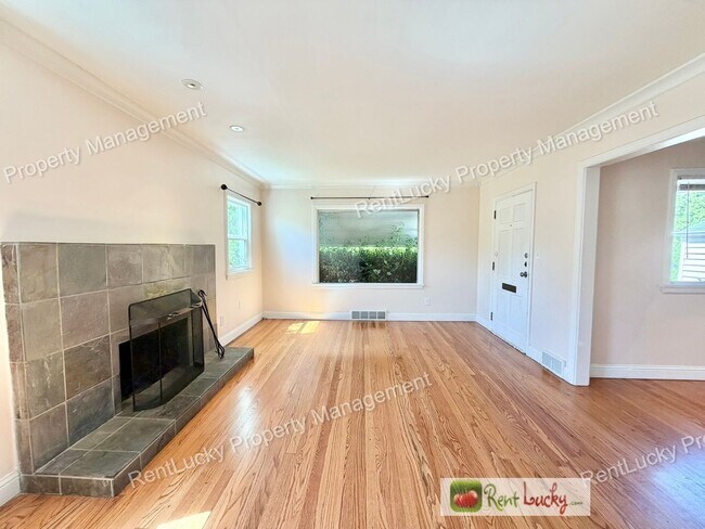 Foto del edificio - 2130 Montvale Pl W