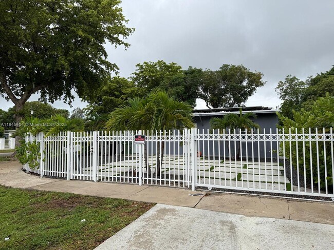Foto del edificio - 1295 NW 122nd St