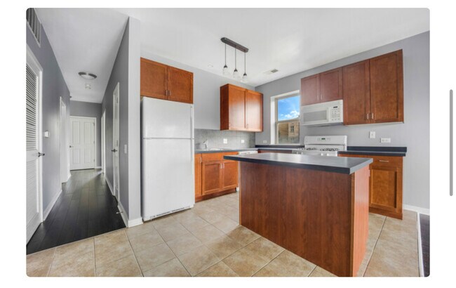 Building Photo - 1132 W 13th St