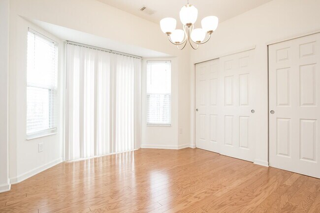 Foto del edificio - 1577 Shire Village Dr