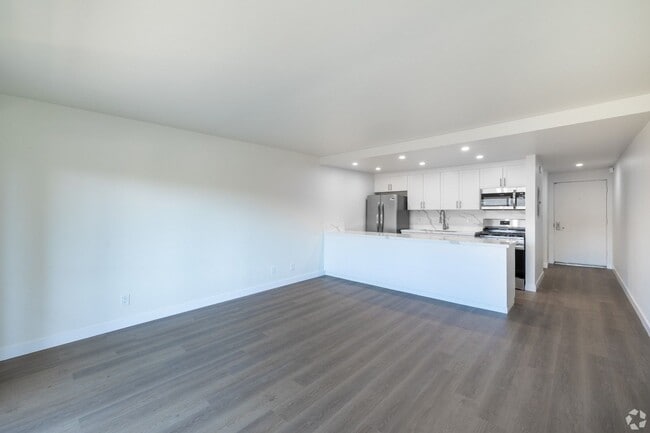 Interior Photo - Enclave 693