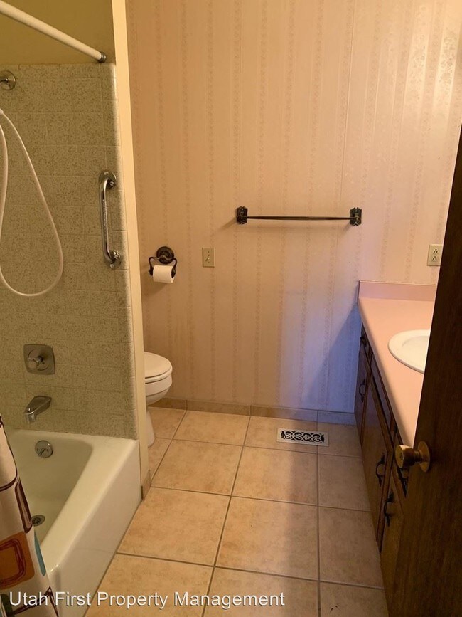 Building Photo - 5 br, 3 bath House - 3637 Pomegranate Way