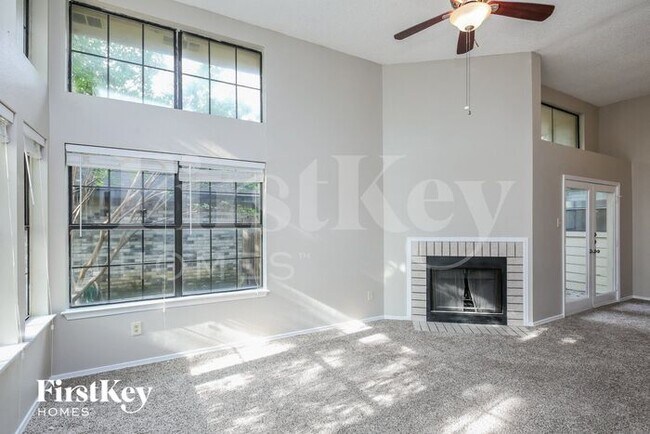 Foto del edificio - 6216 Fairlane Dr