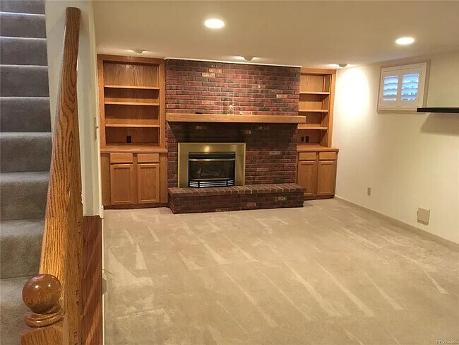 Sótano completo con chimenea eléctrica. - 11920 W Alameda Pky