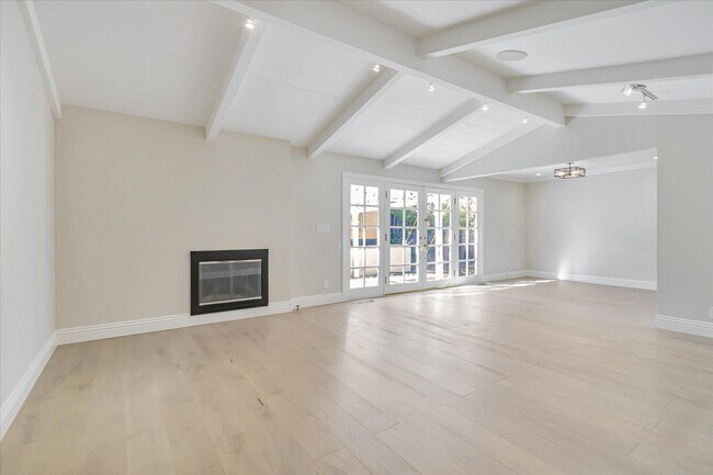 Building Photo - 16570 Shady View Ln