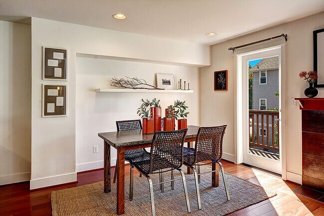 Foto del edificio - Gorgeous Townhouse in Green-Lake Community