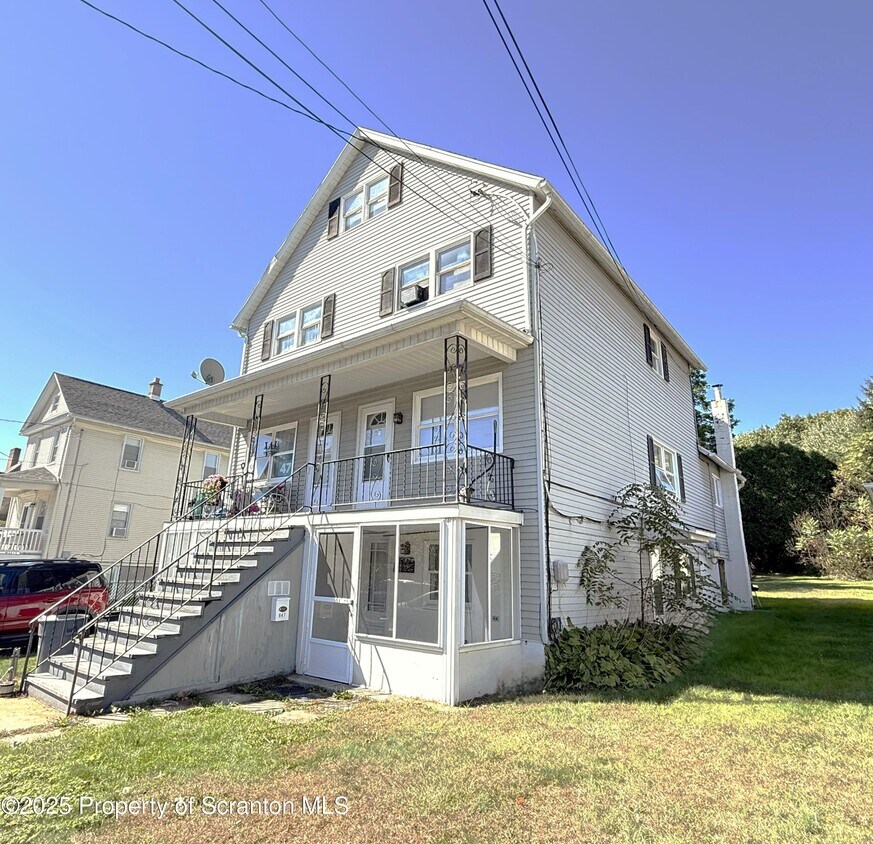 Primary Photo - 647 Laurel St