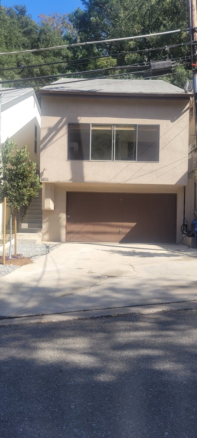 Building Photo - 8934 Wonderland Ave