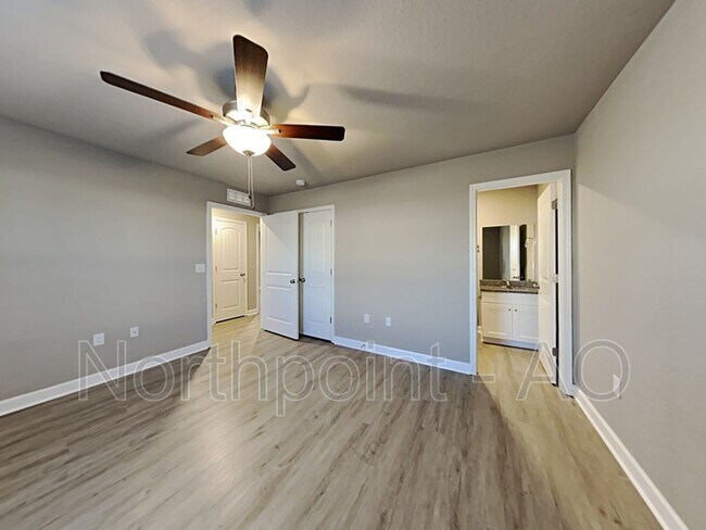 Foto del edificio - 107 SW Lily St