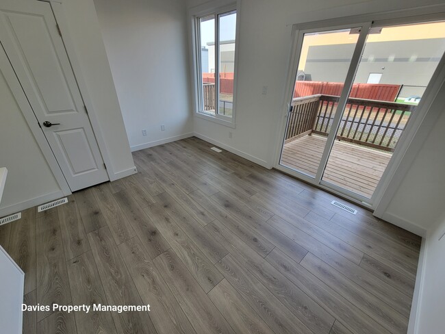 Photo du bâtiment - 2710-2766 66 St SW