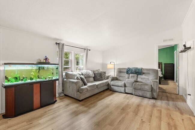 Building Photo - Updated and Spacious 3 bedroom in Timberlakes