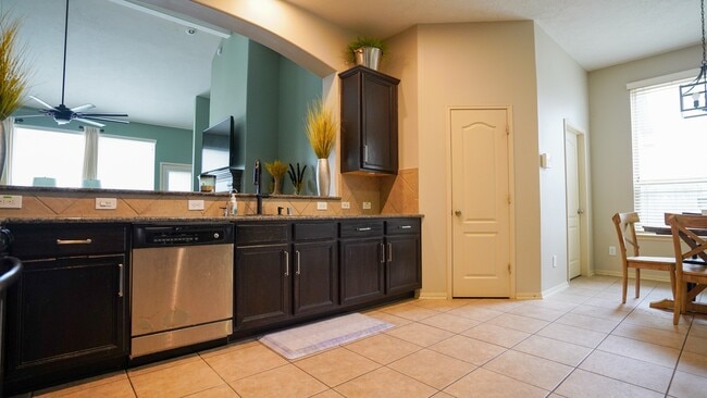 Building Photo - 2109 Mooncrest Dr