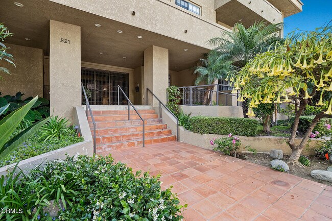 Building Photo - 221 S Oak Knoll Ave