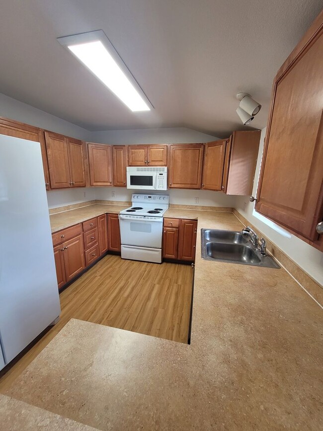 Foto del edificio - 4BD/2BA, 1850 SQ FT Duplex located in the desirable Washburne District - MOVE IN SPECIAL $500 Off!