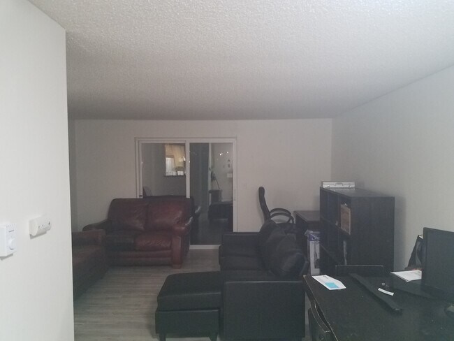 Dining w/ Living room - 4501 Grandview Dr W