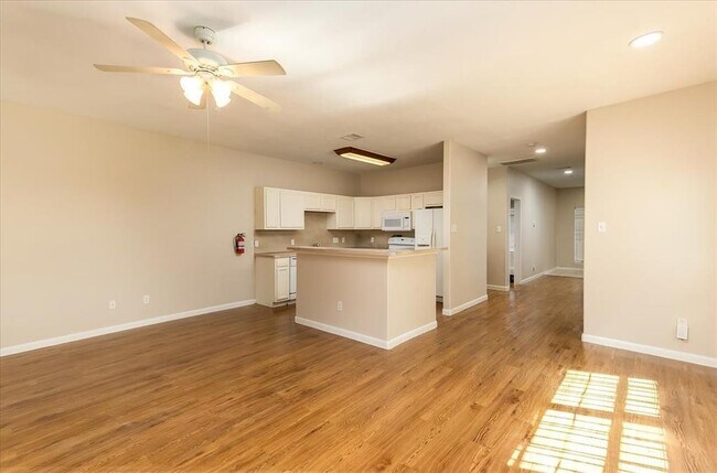 Building Photo - 7814 Gladstone St