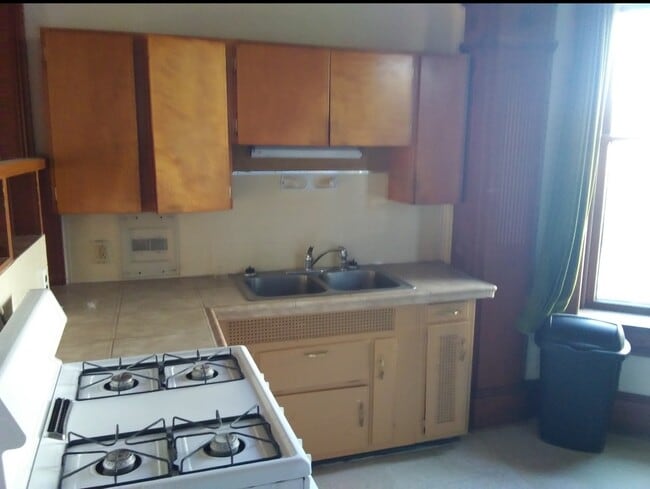 Kitchen - 702 Arch St