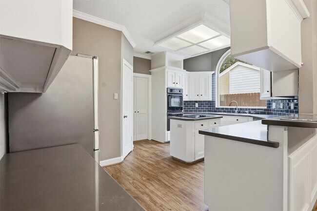 Foto del edificio - 11930 Carriage Hill Dr