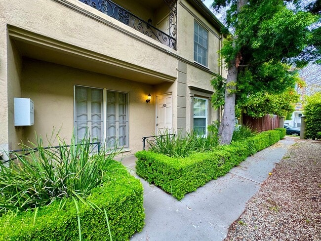 Building Photo - Charming Large 1 Bed with a Huge Private Patio