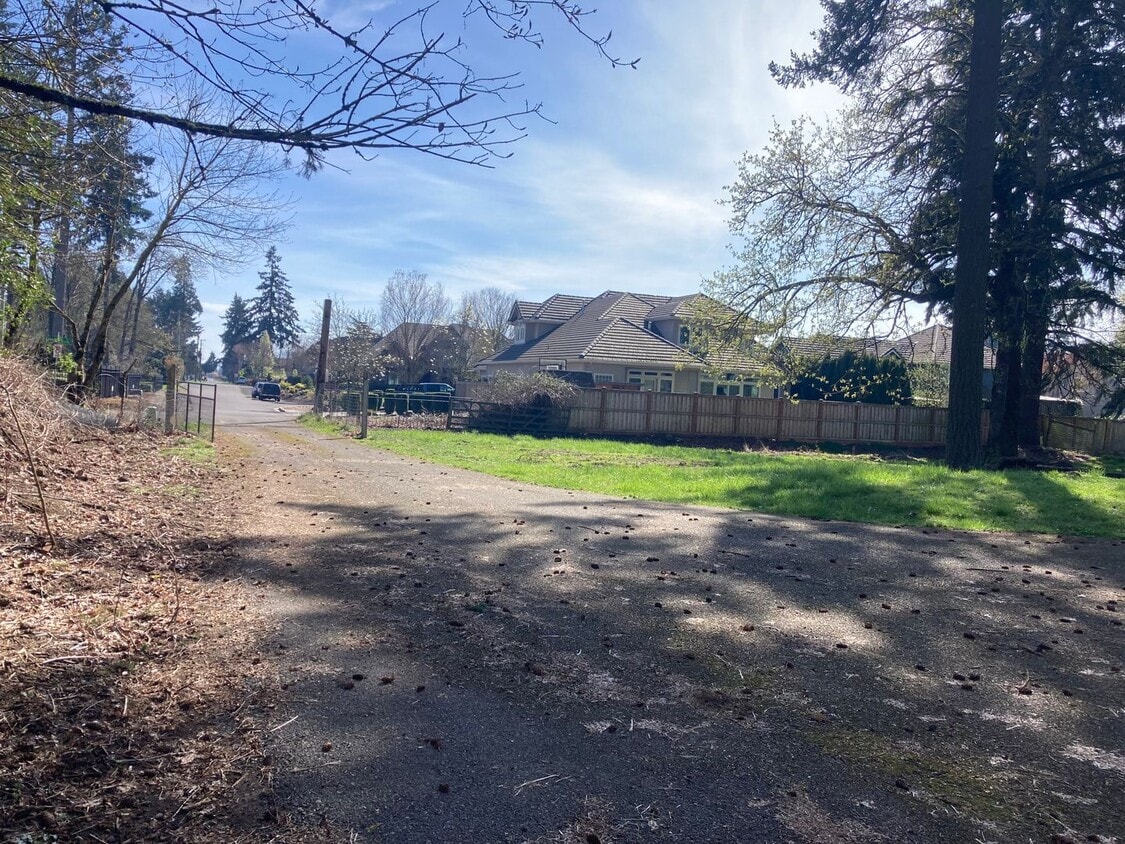 Building Photo - Grand Home!