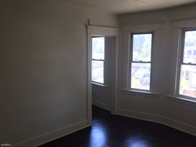 Building Photo - 3 br, 1 bath Triplex - 35 Irvington St 2