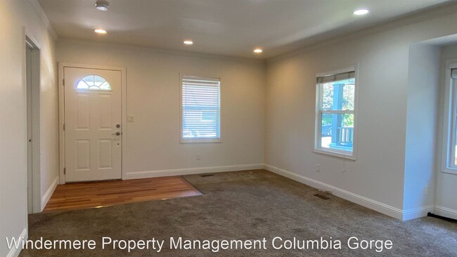 Building Photo - 3 br, 2 bath House - 604 E 9th St