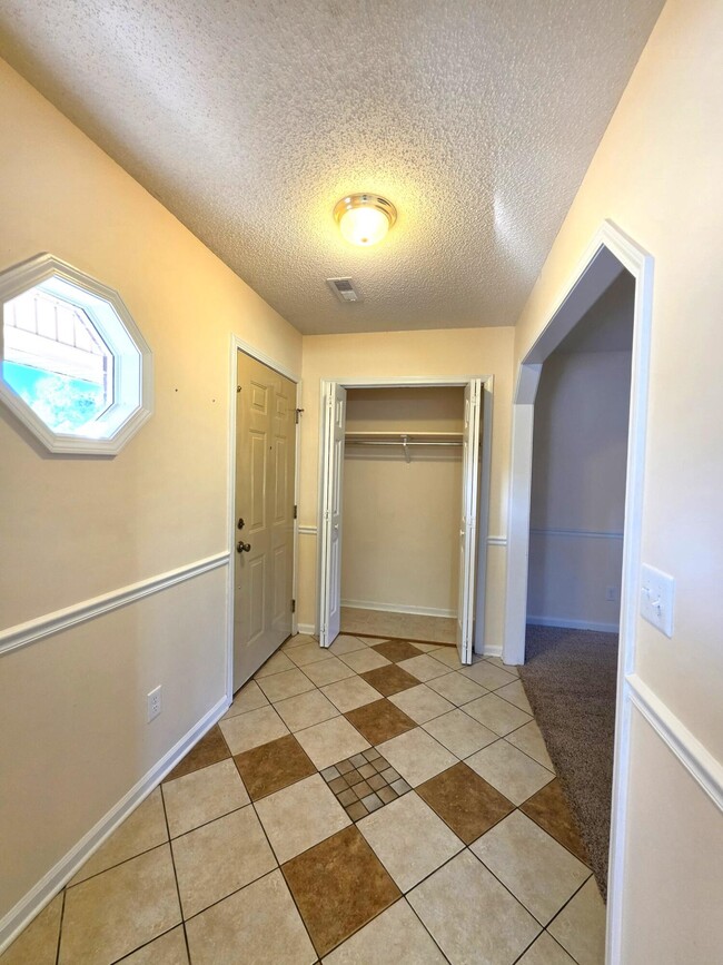 Building Photo - 450 Derek Dr