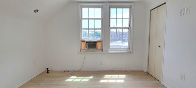 Building Photo - 209 Sylvan Ave