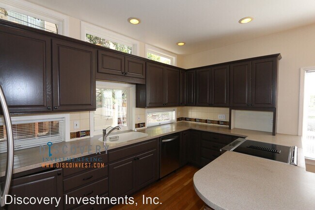 Building Photo - 1028 Hollywood Ave