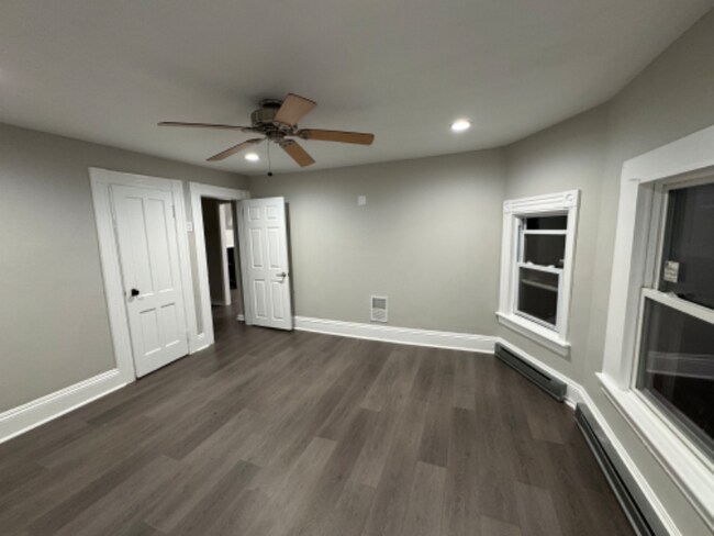 Building Photo - 644 Brooks St