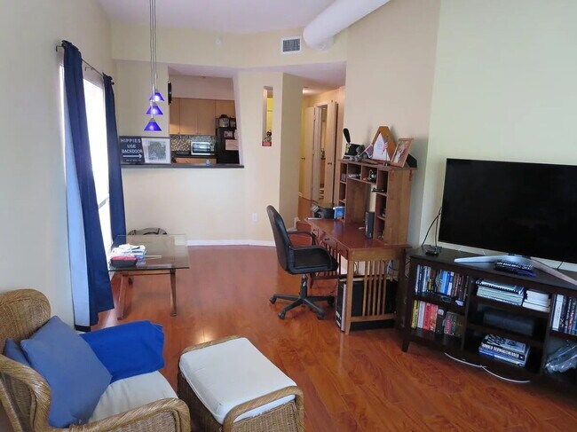Foto del edificio - "Charming 1-Bedroom Retreat in Tampa's Heart – 721 Sq Ft of Comfort!"
