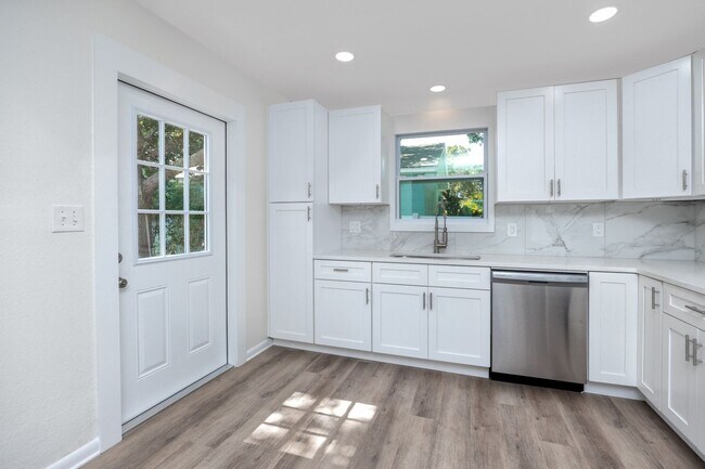 Building Photo - Spacious 4 Bedroom 2 Bath 2 Kitchen Duplex...