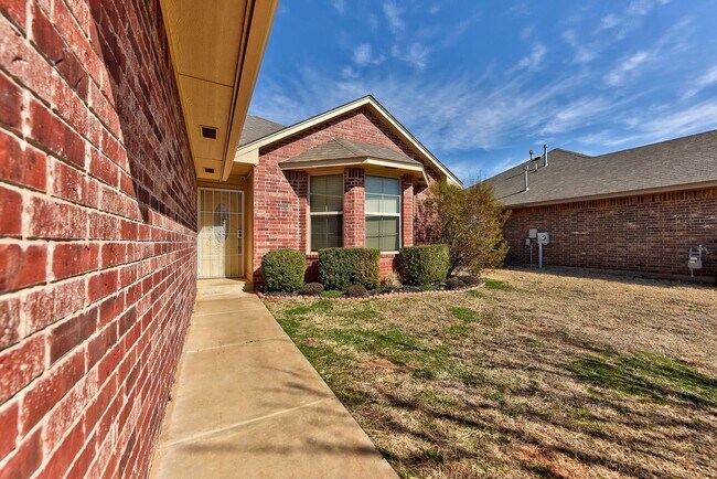 Building Photo - Spacious 3-Bedroom Home in Yukon – Modern ...