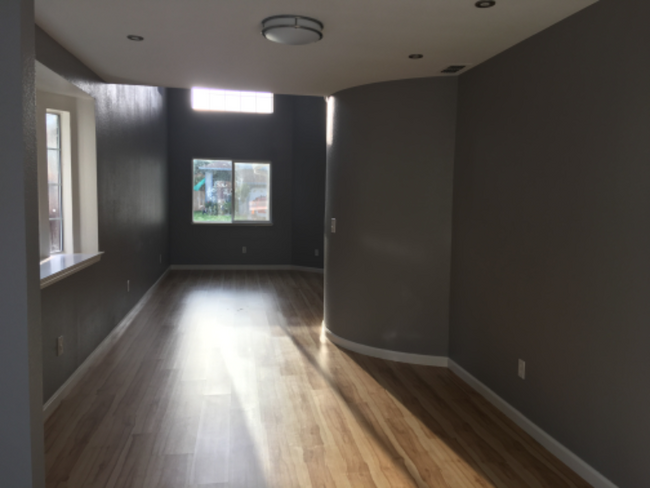 Foto del edificio - 8136 Sheehan Way