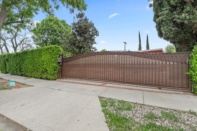 Foto del edificio - 6742 Sunny Brae Ave