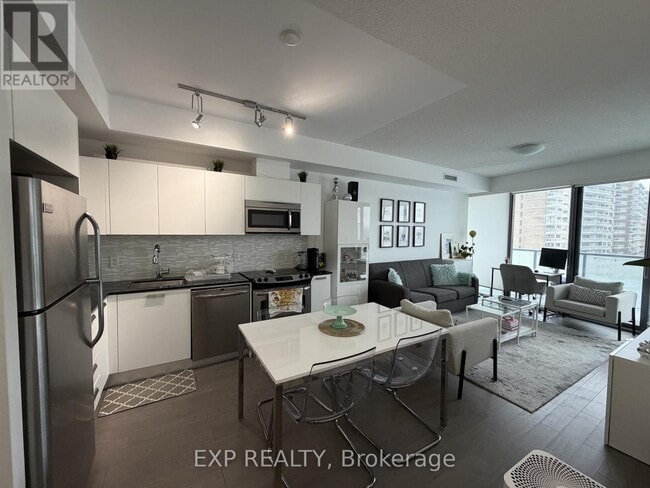 Building Photo - 1815 Yonge St