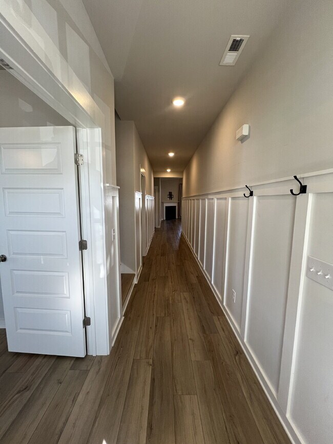 Building Photo - Luxury Living for Lease in Hendersonville!