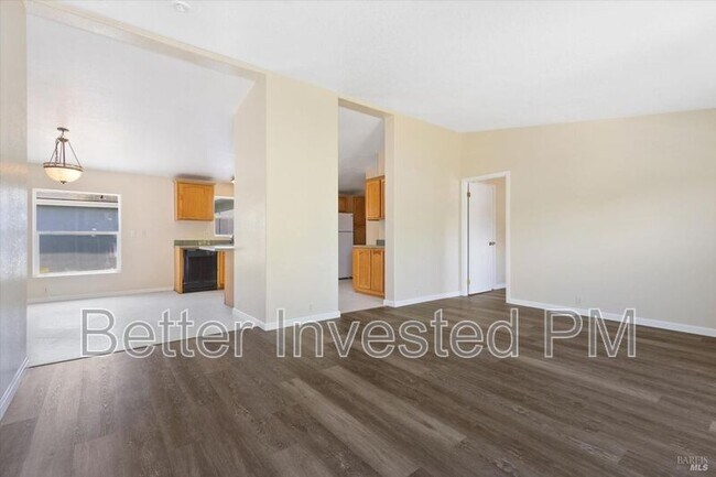 Building Photo - 1449 E Oak St