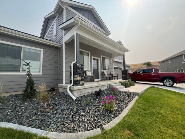 Building Photo - 4 Bed/2.5 Bath Newly Built Single Family Home in Mountain View Meadows W/ Big attached Garage!