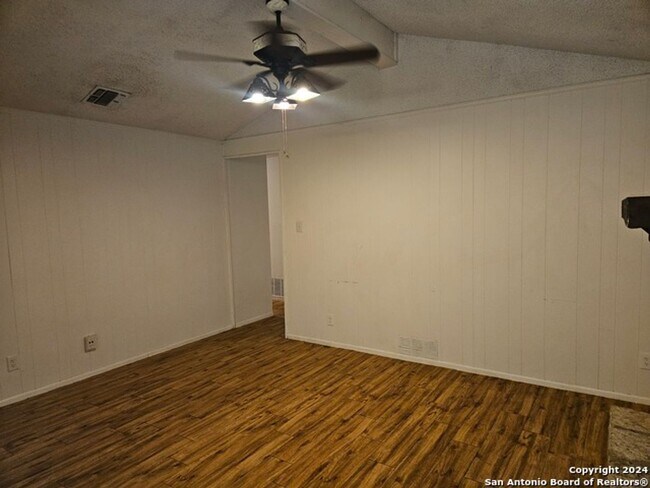 Building Photo - 3 Bedroom in Marshall Meadow
