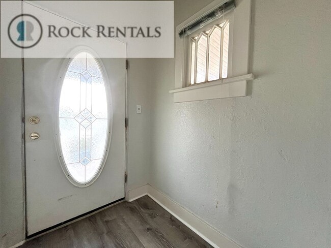 Building Photo - COMING SOON! 3 Bedroom 1.5 Bath House in Great Neighborhood