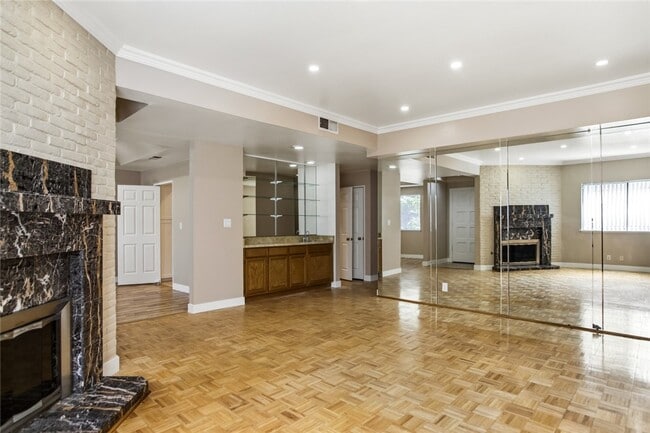 Foto del edificio - 5340 Wilkinson Ave