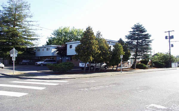 Building Photo - 302-318 NE 81st Ave