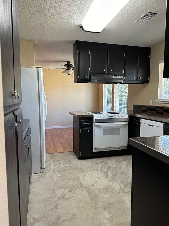 Foto del edificio - Well maintained home in desireable Cottonwood neighborhood.