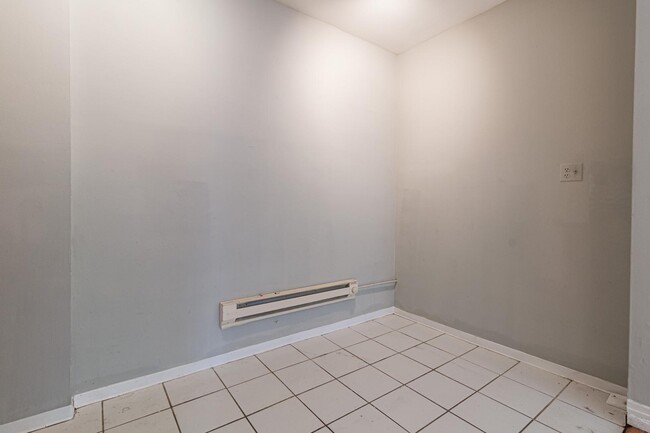 Building Photo - 511 W Melrose St