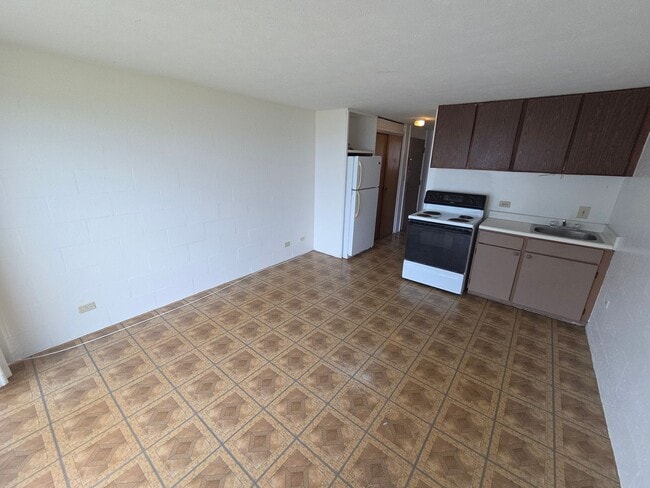 Building Photo - Spacious 1 bedroom ocean view apartment in the Secured Makaha Surfside Complex