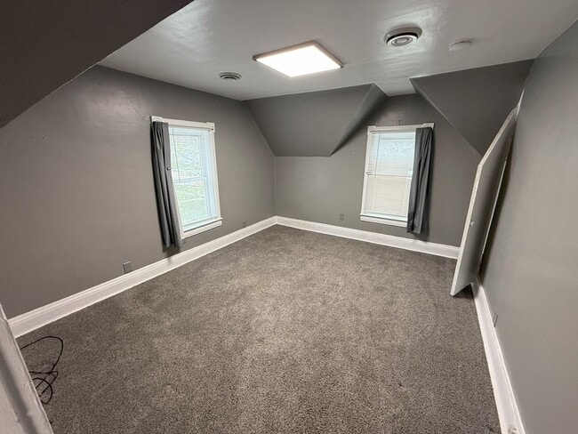 Building Photo - 1 Bedroom 1 Bath Upstairs Apartment