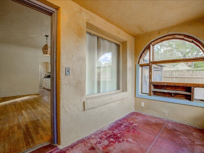 Foto del edificio - PRICE REDUCTION!!! ALL UTILITIES INCLUDED!!